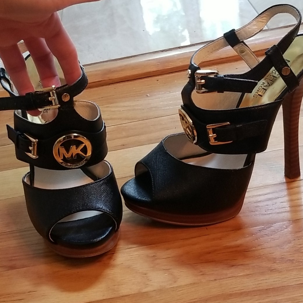 Heels - Picture 4 of 4